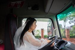 她穿着婚纱开起了大货车，圆了十五年前的梦