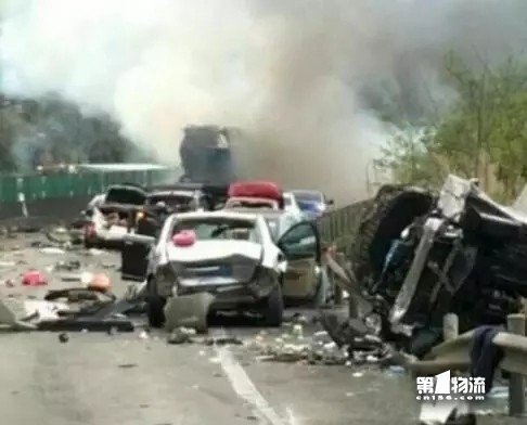 19车相撞起火22人伤亡，清连高速阳山路段惨烈事故